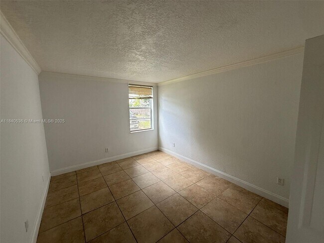 Building Photo - 1815 W 56th St
