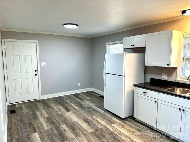 Building Photo - 2121 Charlotte Hwy