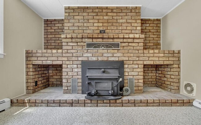 Building Photo - Coming Soon! 3 Bedroom 1.5 Bath Home in Fa...