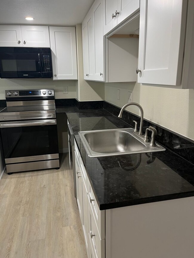 Building Photo - Midtown Cutie