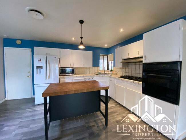 Building Photo - Beautiful, 3BD/2BA, Home available in Sacramento off Madison Ave. and Auburn Blvd.