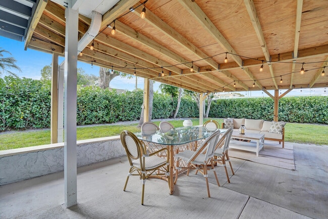 Building Photo - 727 Fernwood Dr