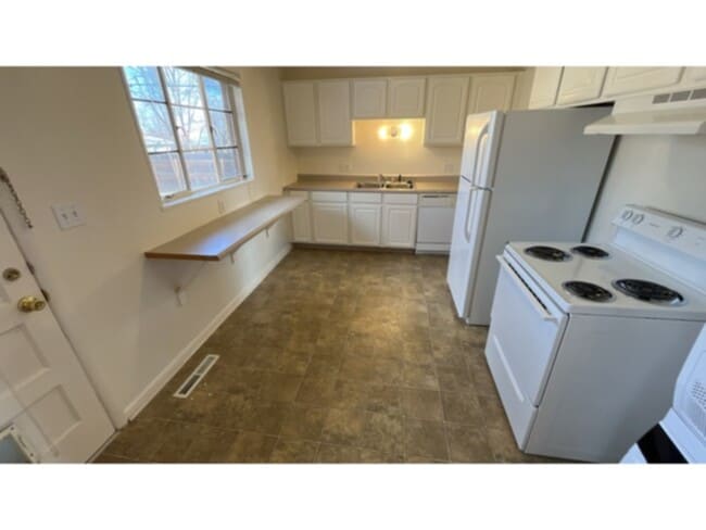 Building Photo - Fantastic updated ranch style home located in Lower Skyway