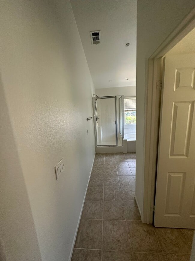 Building Photo - AVAILABLE NOW!!! 3 Bedroom 3 bath Private OASIS backyard in Vista, CA.