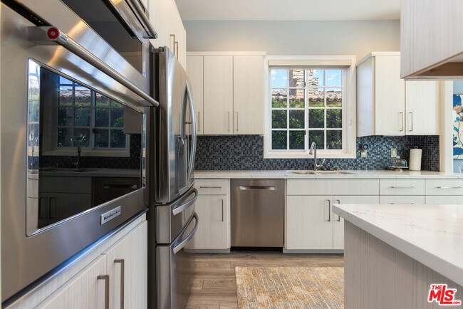 Building Photo - 546 N Indian Canyon Dr