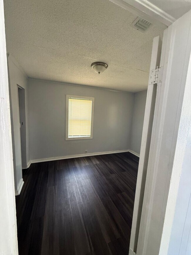 Building Photo - Fully Renovated 2/1 Single Family Available Now!