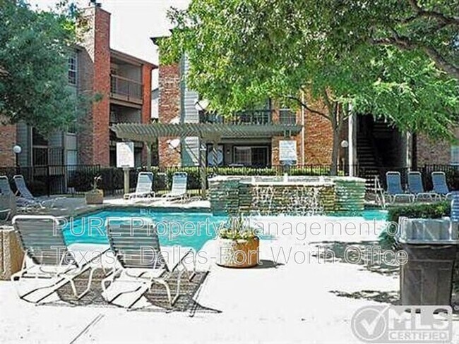 Building Photo - 18333 Roehampton Dr