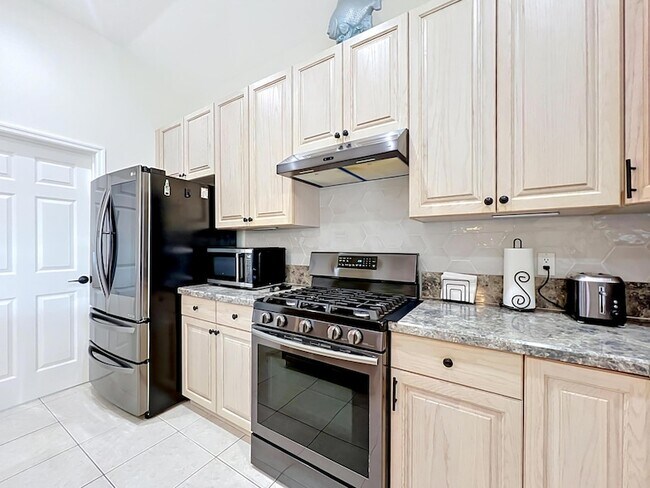 Building Photo - 1343 Shoreline Cir