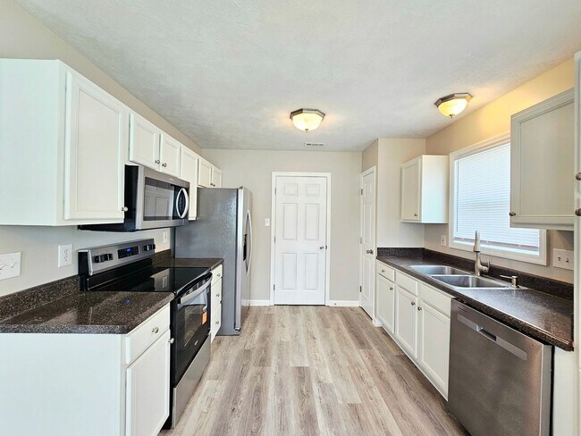 Building Photo - Move In Ready