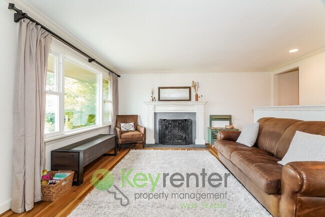 Building Photo - Beautiful 4-Bed, 2.5-Bath with Outdoor Liv...