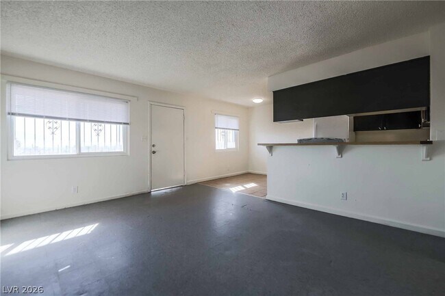 Building Photo - 1404 E Mesquite Ave