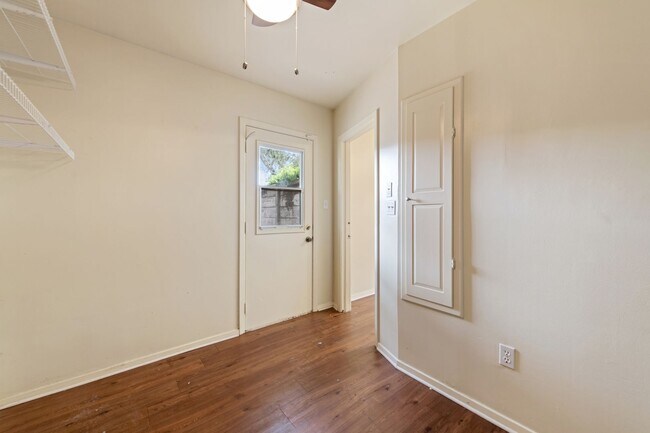 Building Photo - Available Now: Charming 3 Bed / 2 Bath in Rollingwood - Zoned to Eanes ISD - Large Yard