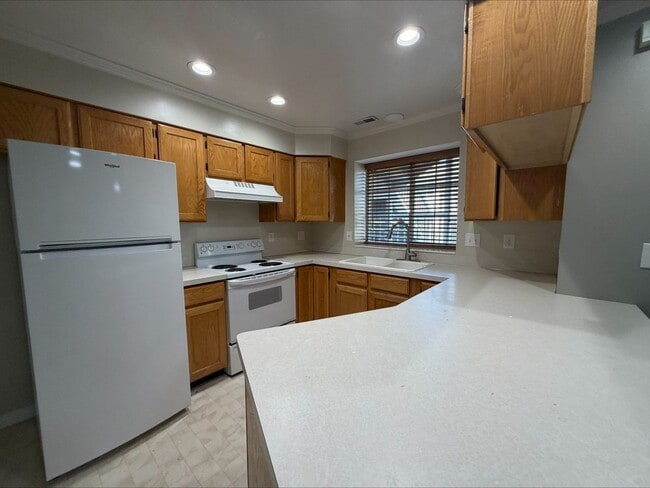 Building Photo - Move In for Less! $1,000 Move-In Credit | 2 Bed 1.5 Bath Condo in Ogden!