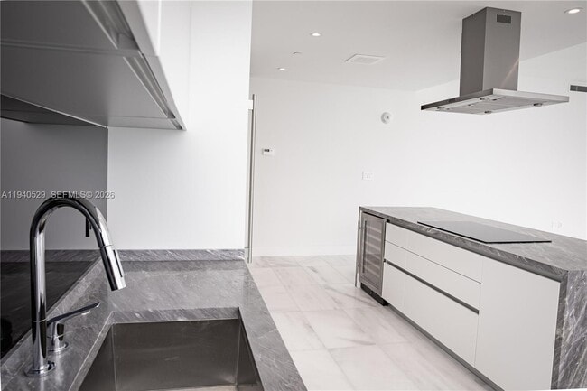 Building Photo - 700 NE 26th Terrace