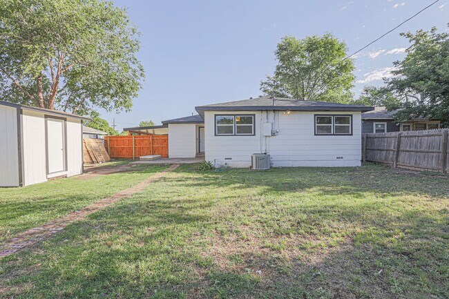 Building Photo - Pre Leasing for fall 2026! 4/2 in Medical District