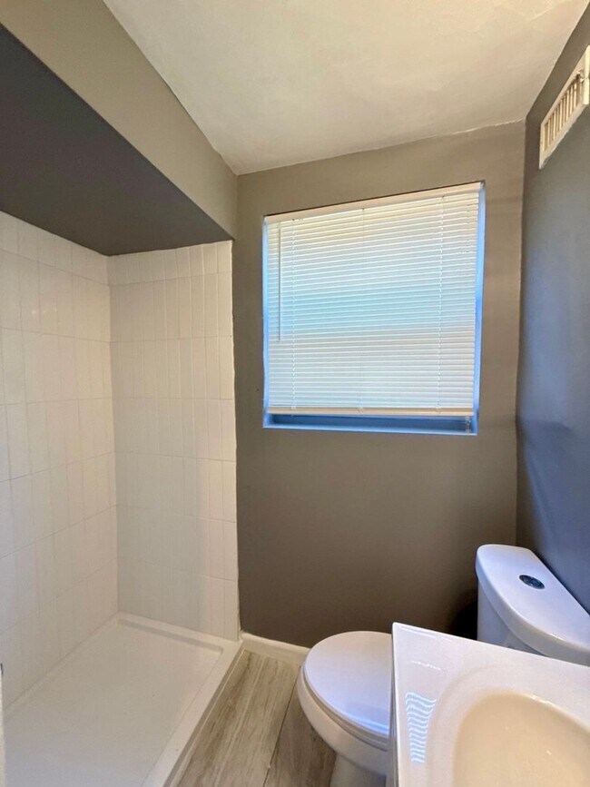 Building Photo - Great affordable apartment in St. Nicholas!