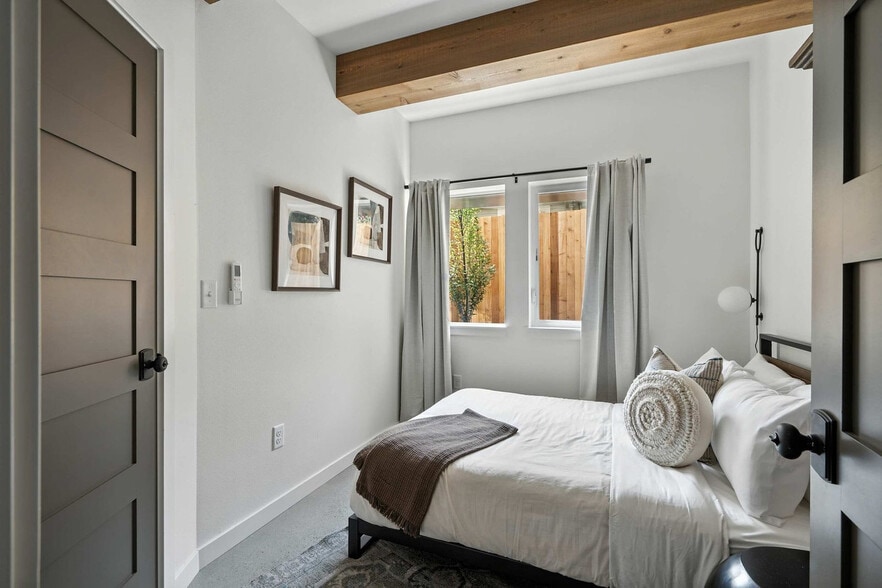 Building Photo - 925 NE 23rd Ave