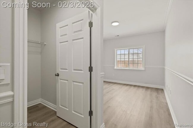 Building Photo - 5685 Twin Oaks Dr