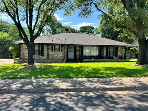 Building Photo - 2730 King Cole Dr