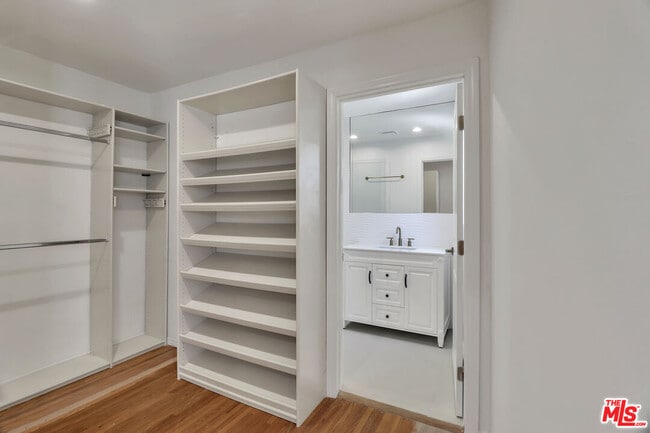 Building Photo - 1105 S Alfred St