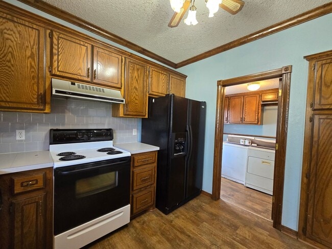Building Photo - Charming 2 bedroom, 1 bathroom home