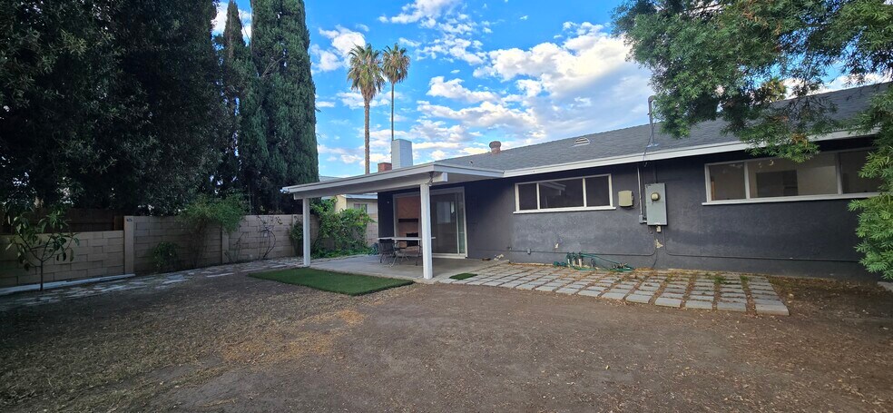 Building Photo - 10937 Collett Ave