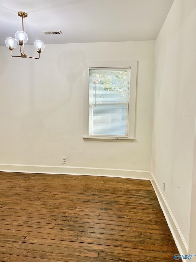 Building Photo - 2019 Vanderbilt Dr SW