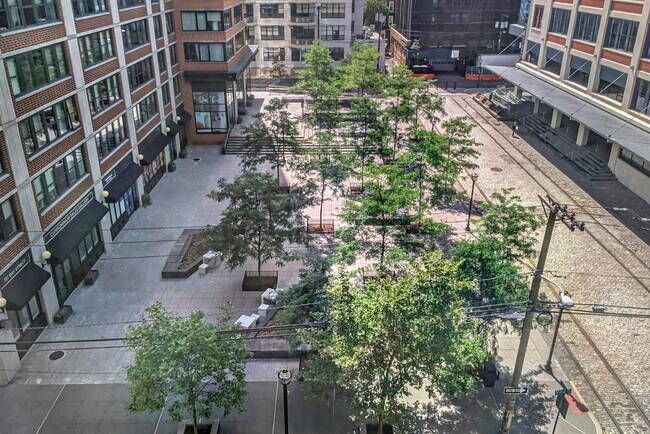 Building Photo - 140 Bay St