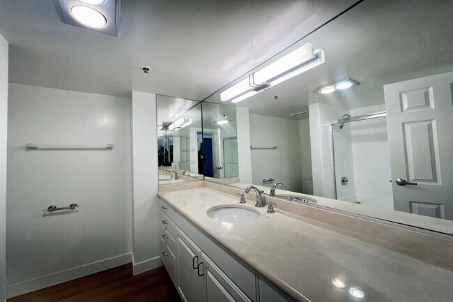 Building Photo - 10390 Wilshire Blvd