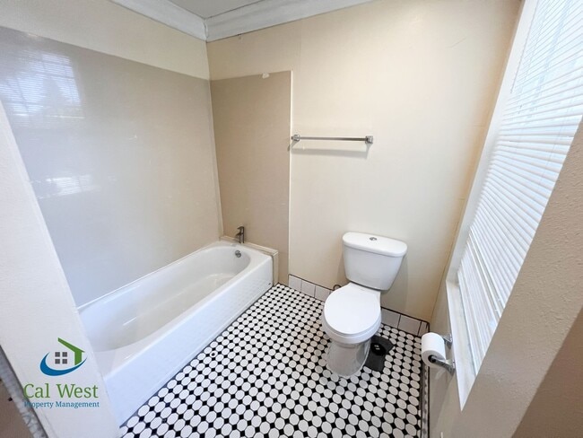 Building Photo - $5800 - Spacious 5 Beds 4 baths with large...