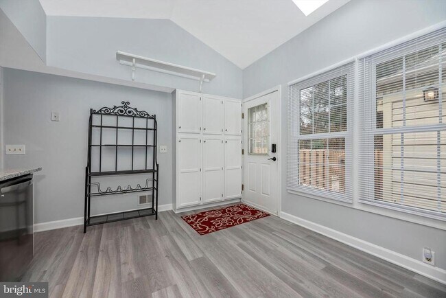 Building Photo - 910 McLendon Dr