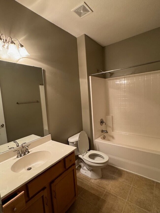 Building Photo - Brick Ranch - 3 Bedrooms & 2 Full baths wi...