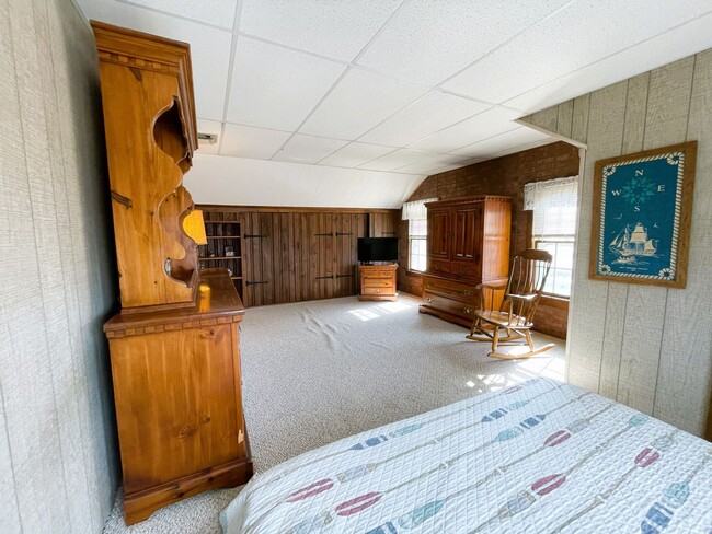 Building Photo - 5 Bed 2 Bath Annual Rental