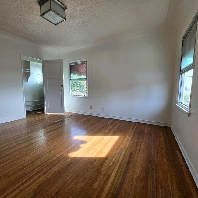 Building Photo - Large upper 2-bedroom Duplex Fairfax area