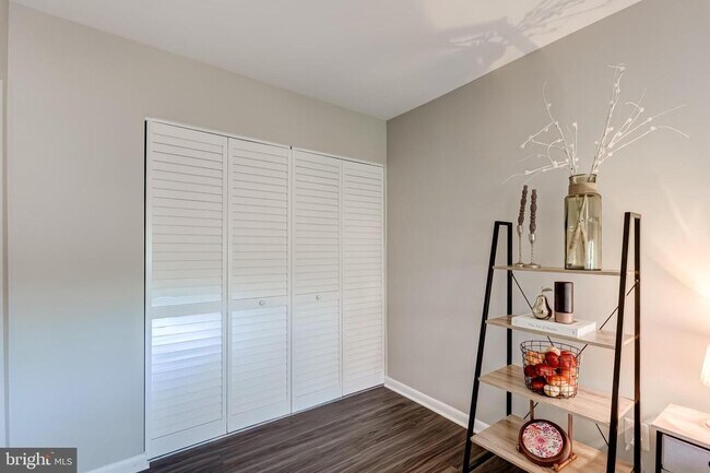 Building Photo - 11260 Chestnut Grove Square