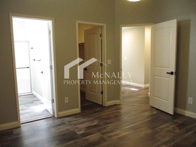 Building Photo - Beautiful 3 Bedroom, 1.75 Bathroom Welling...