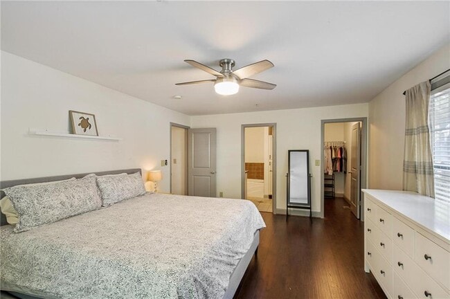 Building Photo - 1002 Madison Ln S E