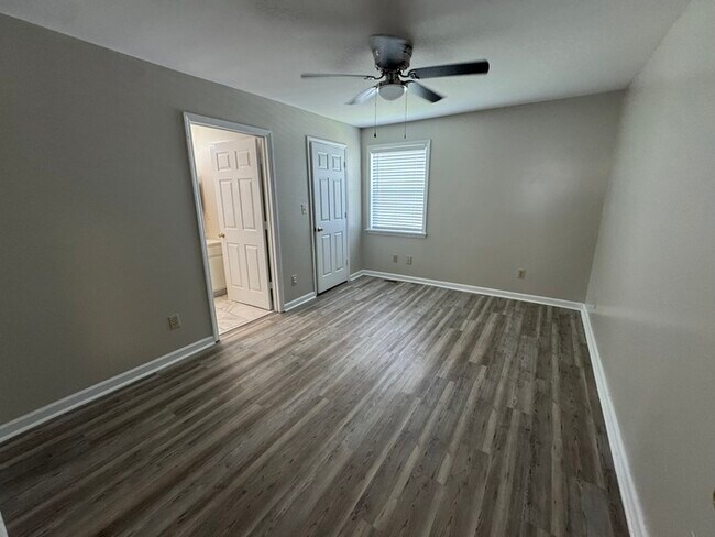 Building Photo - Adorable 3 bed 2 Bath SFH! Big Back yard a...