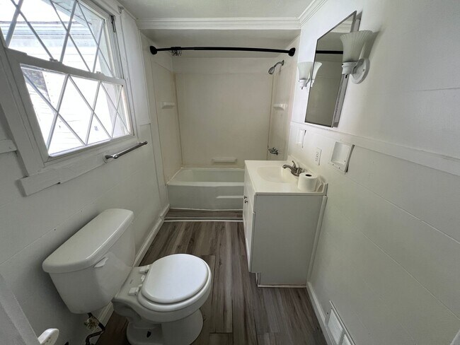 Building Photo - 208-210-210 McClure St