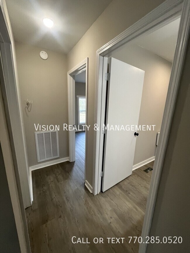 Building Photo - 137 Red Oak Dr