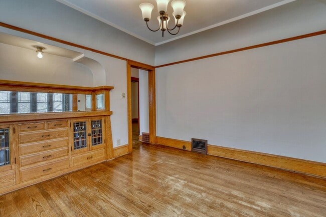 Building Photo - 5113 W Wisconsin Ave