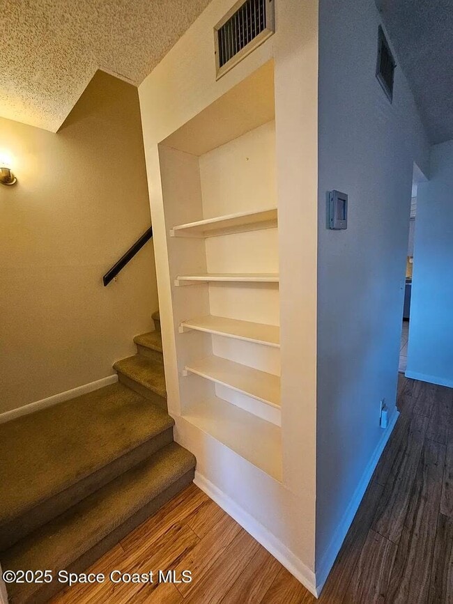 Building Photo - 435 Dove Ln