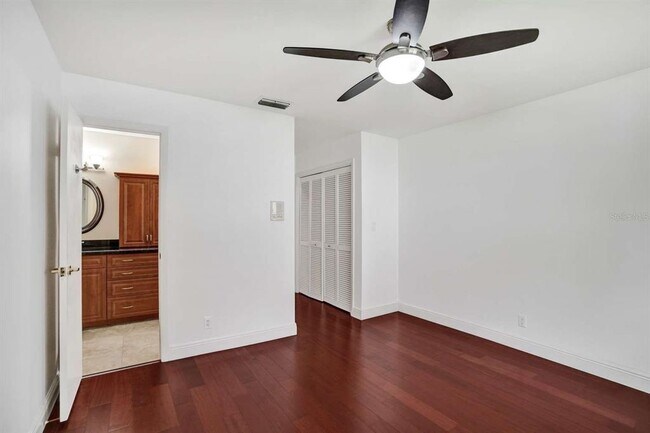 Building Photo - 2527 Lakes Dr