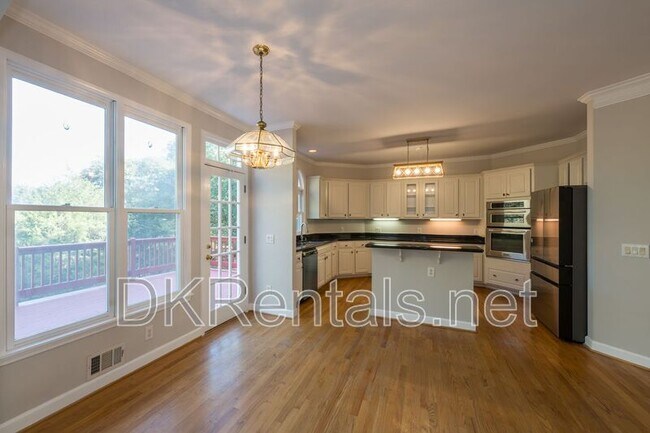Building Photo - 841 Lakeglen Dr