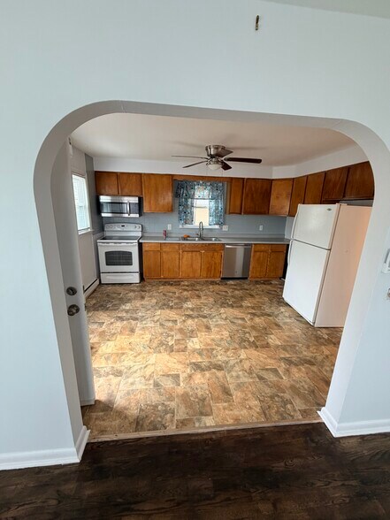 Building Photo - 528 King St