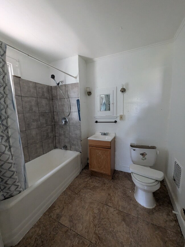 Building Photo - Section 8 approved 3 bed 1 bath home in McKeesport!