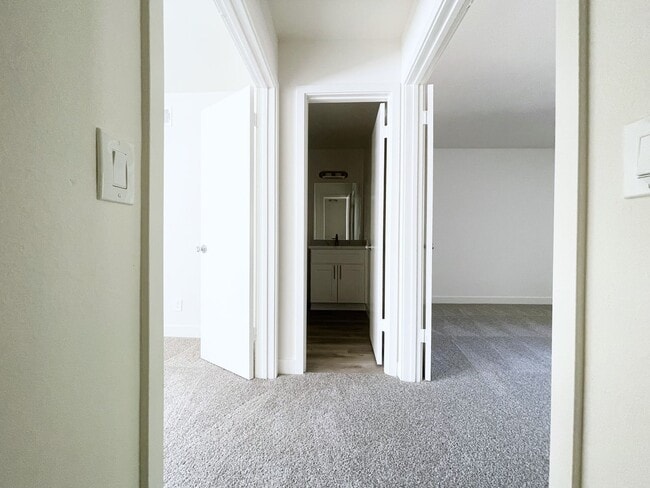 Building Photo - Fully Remodeled Fire Mtn. Townhome w/ Garage!