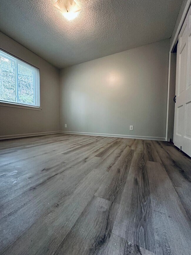 Building Photo - 3340 Pinewood Ave