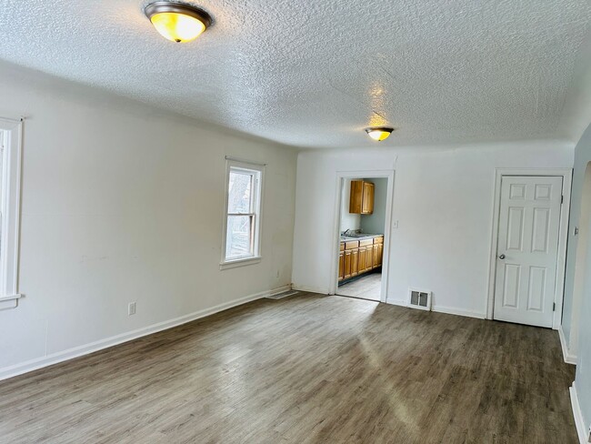 Building Photo - Pet Friendly 4 bedroom 2 bath with off str...