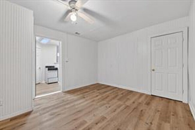 Building Photo - MOVE IN READY 4 BED 2 BATH!